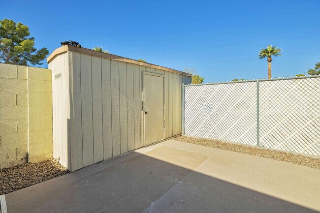 Building Photo - Scottsdale Townhome Now Available!