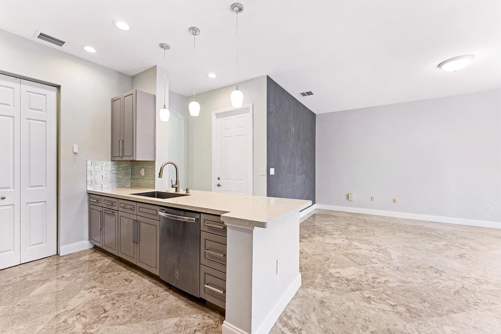 Building Photo - 6884 Julia Gardens Dr