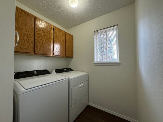 Building Photo - Delightful 2 Bed, 2 Bath Duplex near River...
