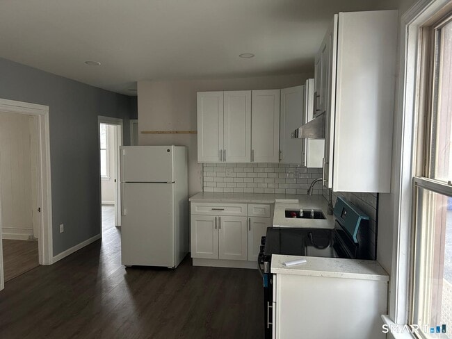 Building Photo - 88 Waldorf Ave