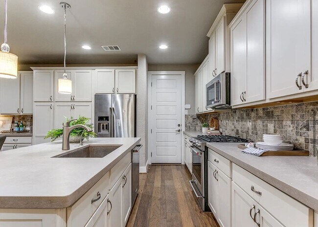 Building Photo - Townhome For Rent