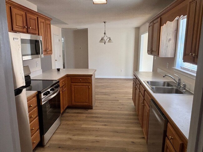 Building Photo - Beautiful 3 bedroom 2 bath house in Castlewood