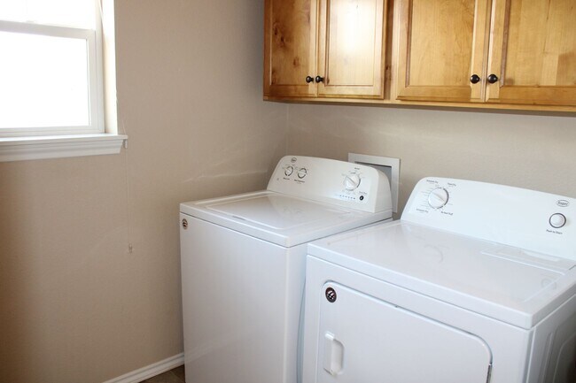 Building Photo - Stunning 3 Bedroom Home in North Fort Coll...