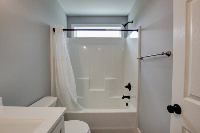Building Photo - 133 Riverbend Dr