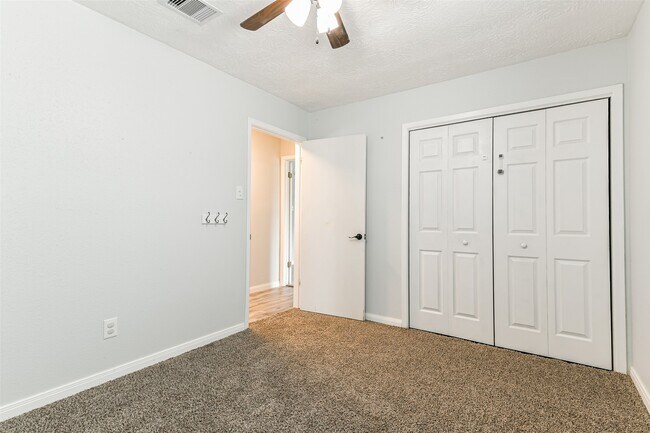 Building Photo - 207 Woodvale Dr
