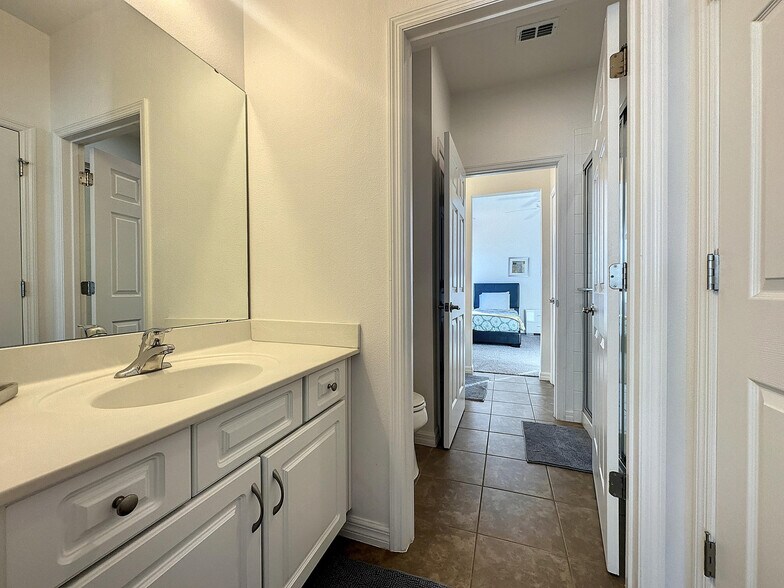 Building Photo - 2613 Rosemont Cir