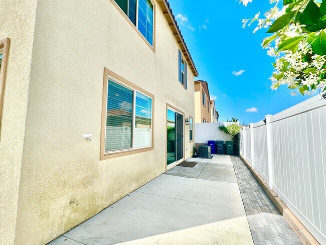 Building Photo - Lovely, Light & Bright, Two-Story, Detached Home in the Desirable Wildgrove Community of Vista!