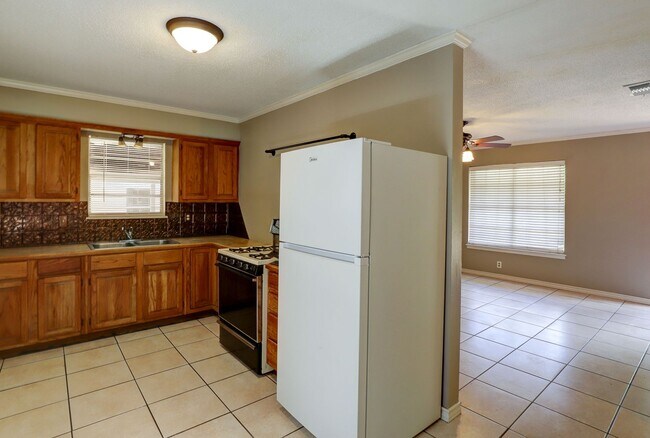 Building Photo - 711 Hillview St