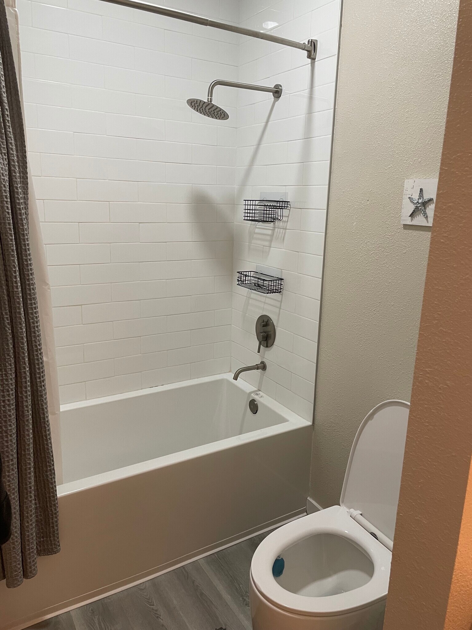 Bathroom tub - 626 Lake St