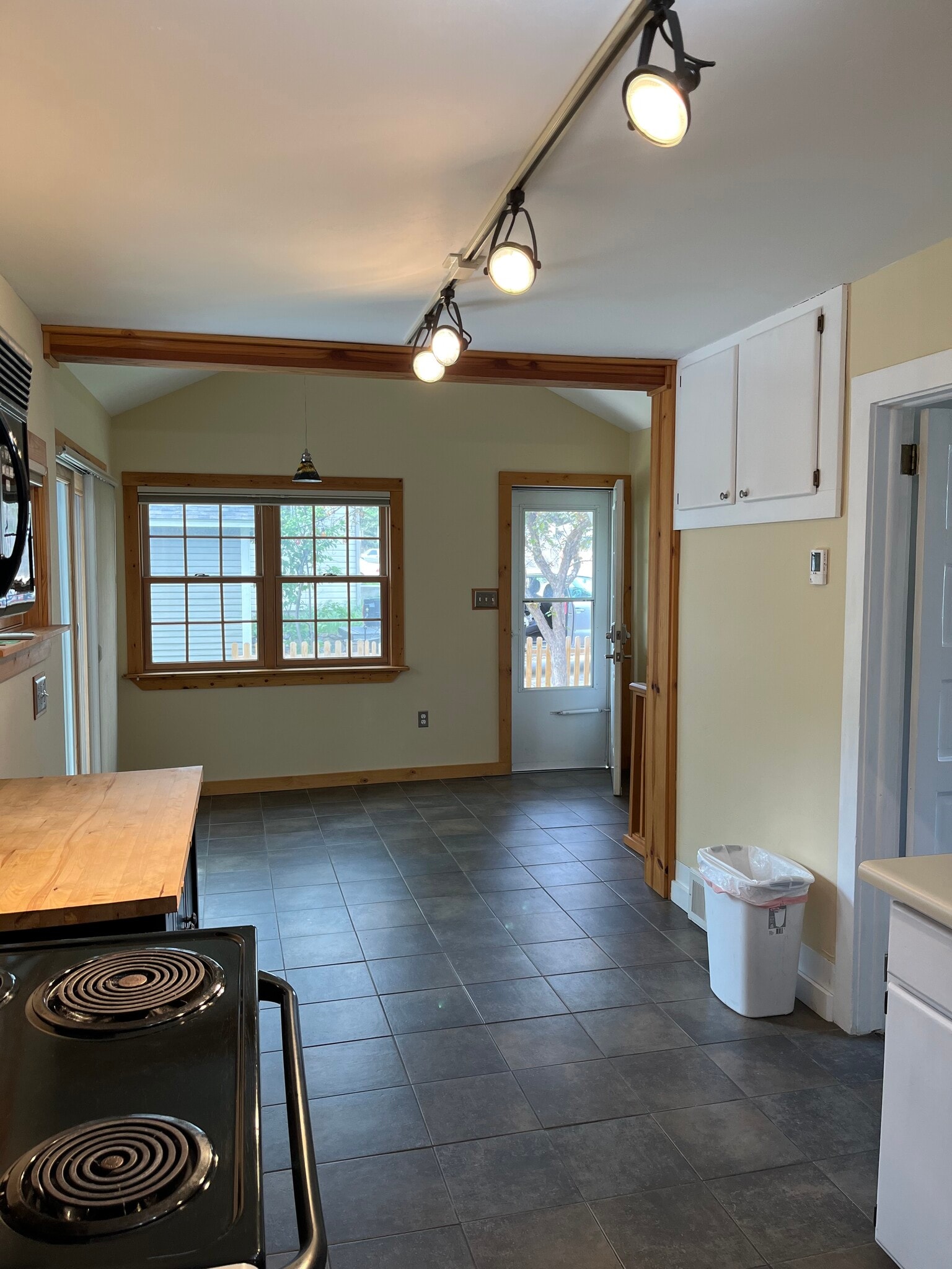 Dining area - 620 N Davis St