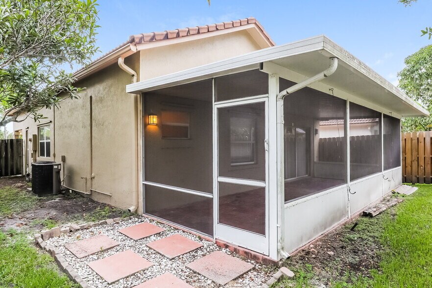 Building Photo - 428 Lakeside Cir