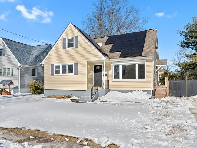 Building Photo - Charming Woodbury Home with Enclosed Backyard & Deck
