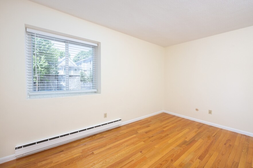 Building Photo - 28 Custer St