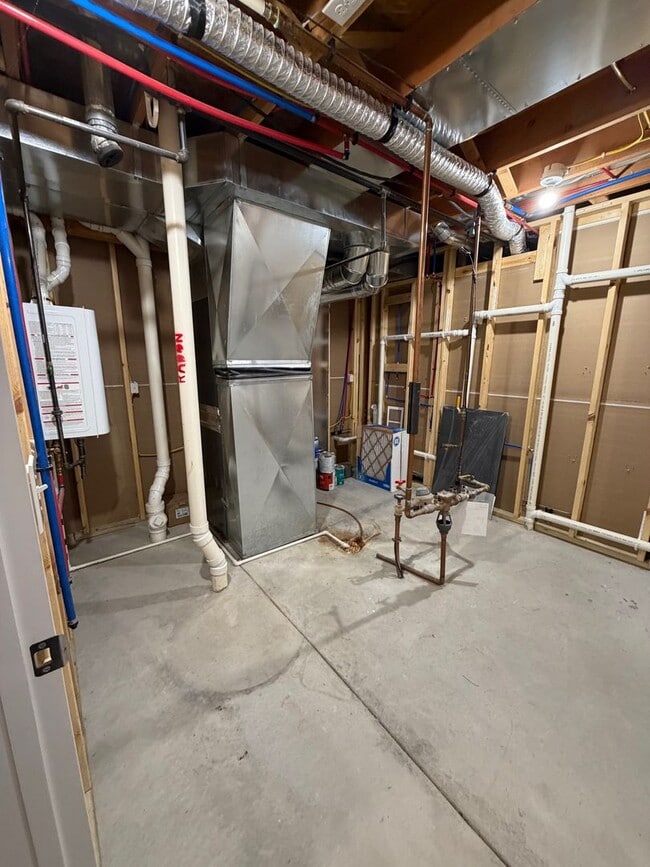 Building Photo - COMMINNG SOON - 4 BED 3 1/2 BATH HOUSE