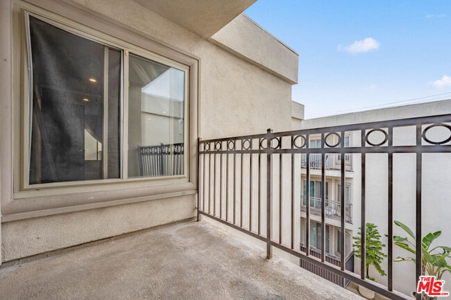 Building Photo - 141 S Clark Dr