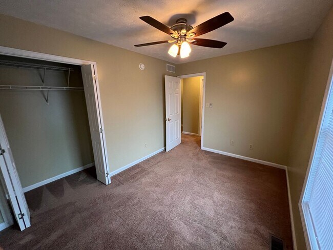 Building Photo - PRIE REDUCTION  3 Bedroom Avail August 2026; Rent $1,600