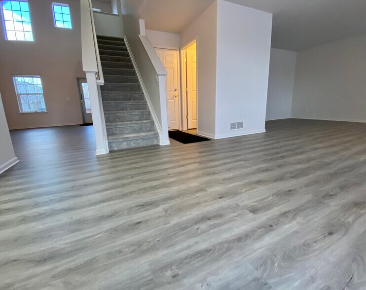 Building Photo - 1647 Wagonwheel Dr