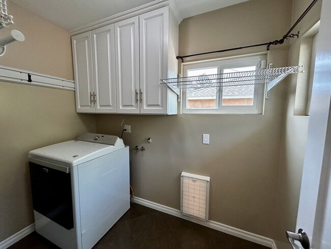 Building Photo - A home that has all the best of California Living!