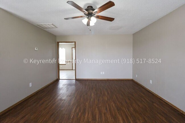 Building Photo - 1307 N Willow Dr