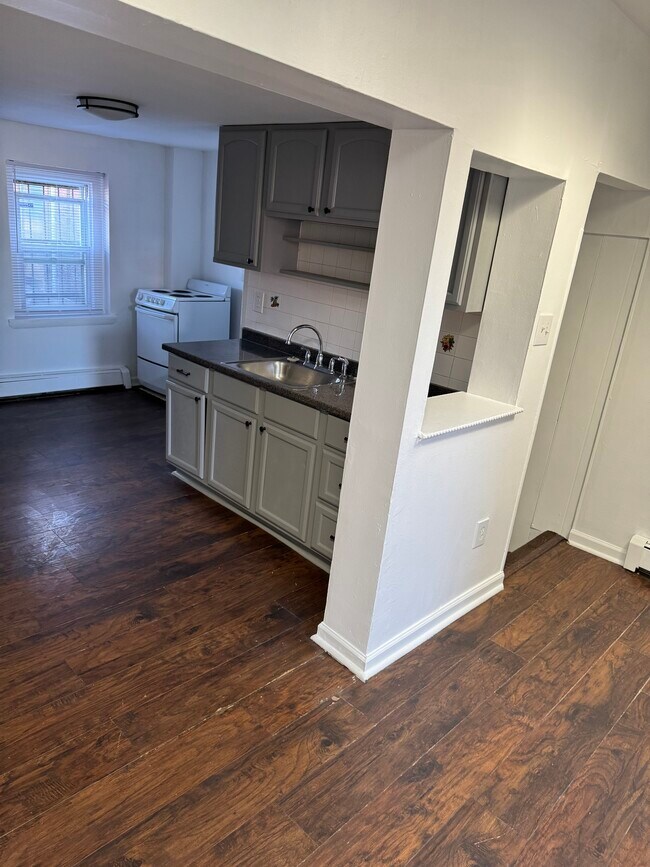 Building Photo - 424 E Girard Ave