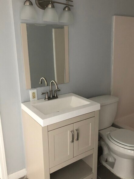 Building Photo - 563 Limestone S