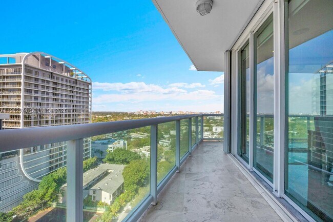 Building Photo - 2645 S Bayshore Dr