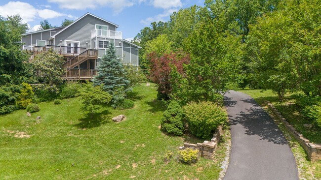Building Photo - 440 Aurora Ln