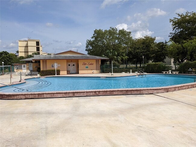 Building Photo - 300 NE 191st St