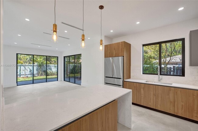 Building Photo - 2421 SW 16th Ter