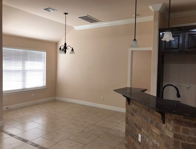 Building Photo - Beautiful Home