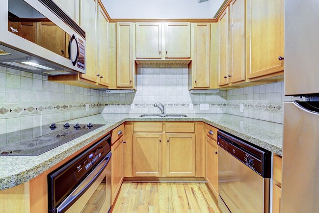 Building Photo - Exceptional 1 bed/1bath loft-style unit in...