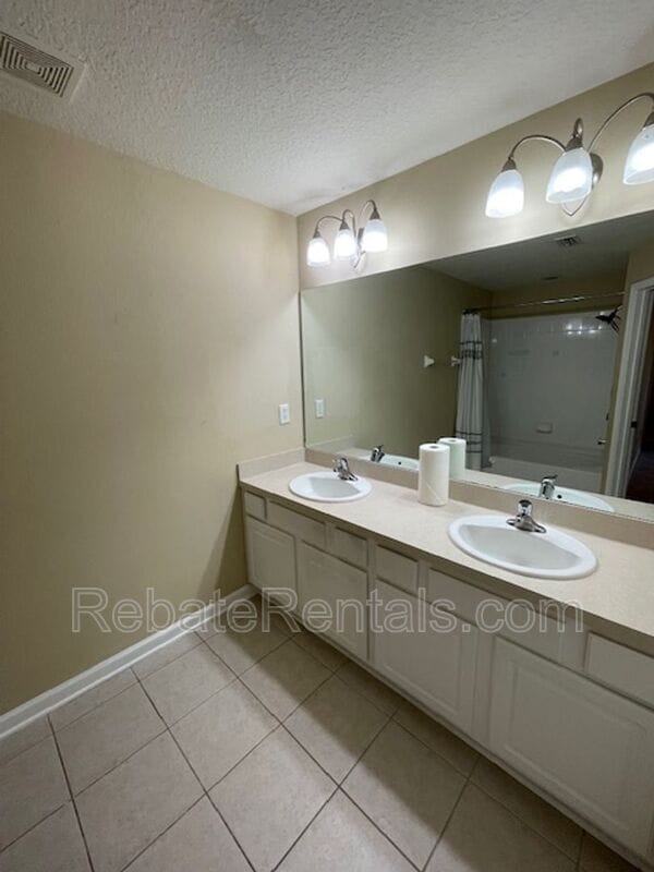 Building Photo - 4199 Highwood Dr