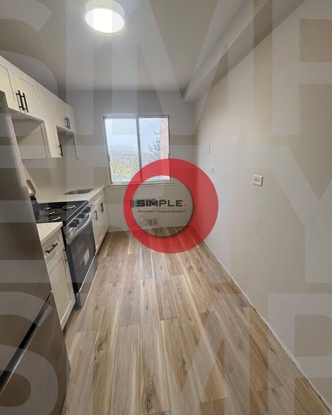 Building Photo - Great Location