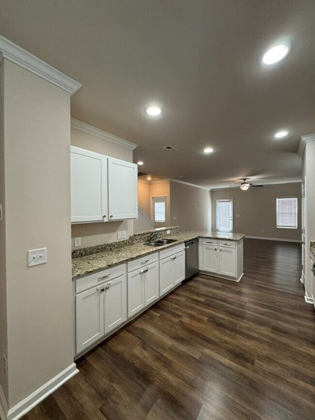 Building Photo - ***** READY TO MOVE IN *****