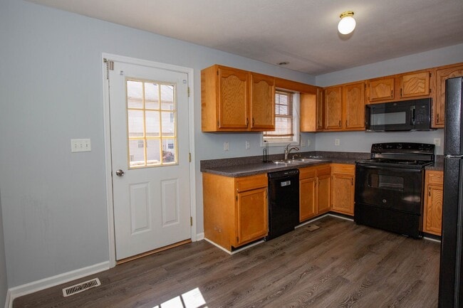 Building Photo - 2 Bed, 1.5 Bath Townhome in Inwood, WV