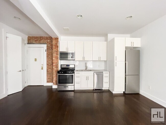 Primary Photo - Renovated Spacious 1-Bed 1-Bath / West Cro...
