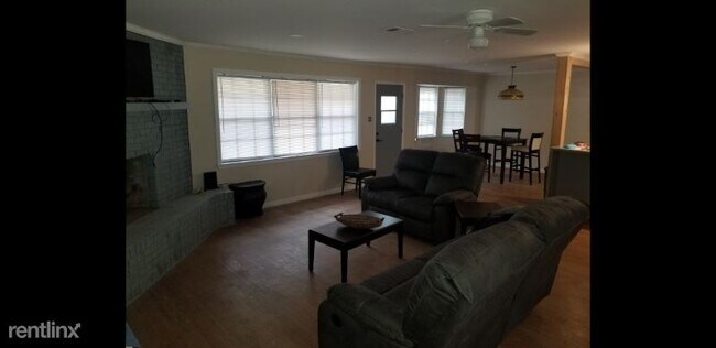 Building Photo - 5315 S Lakeshore Dr