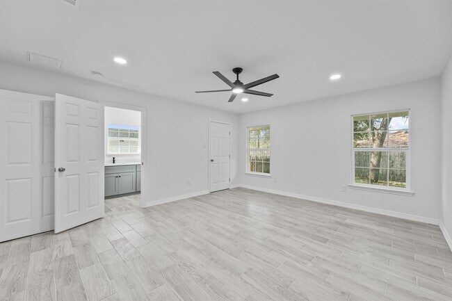 Building Photo - 22 13th Ave N