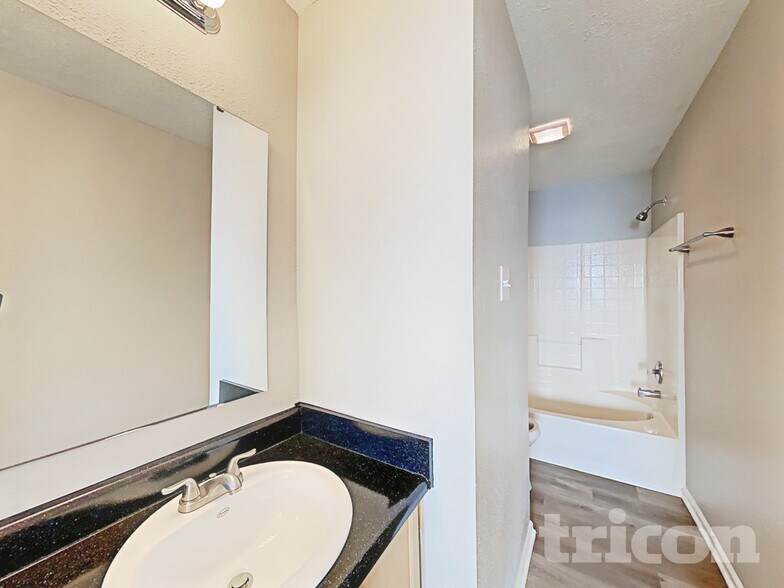 Building Photo - 6750 Kinnerton Dr