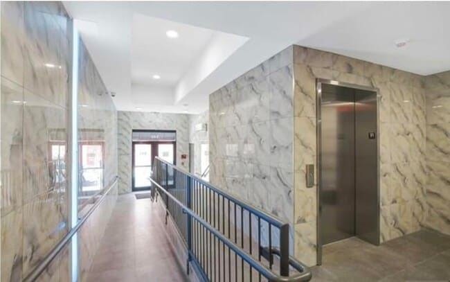 Building Photo - 545 39th St