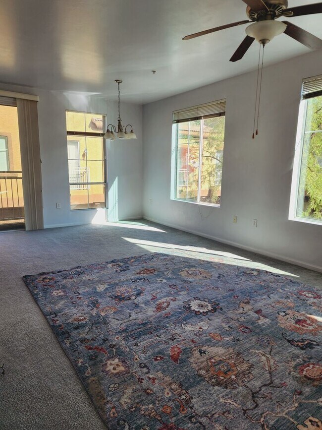 Building Photo - Lovely Parkside Townhome!