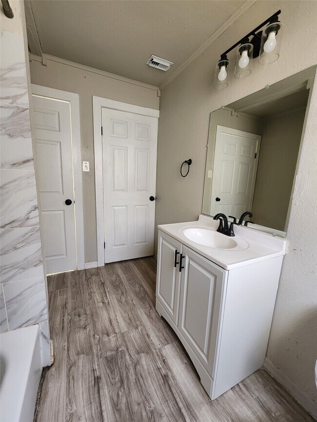 Building Photo - 2817 Rosemary Ln