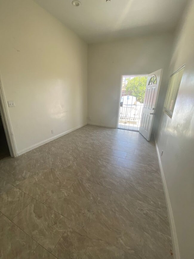 Building Photo - 1349 Peach Ave