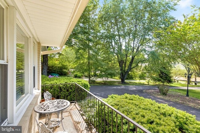 Building Photo - 521 S. Nursery Ave.