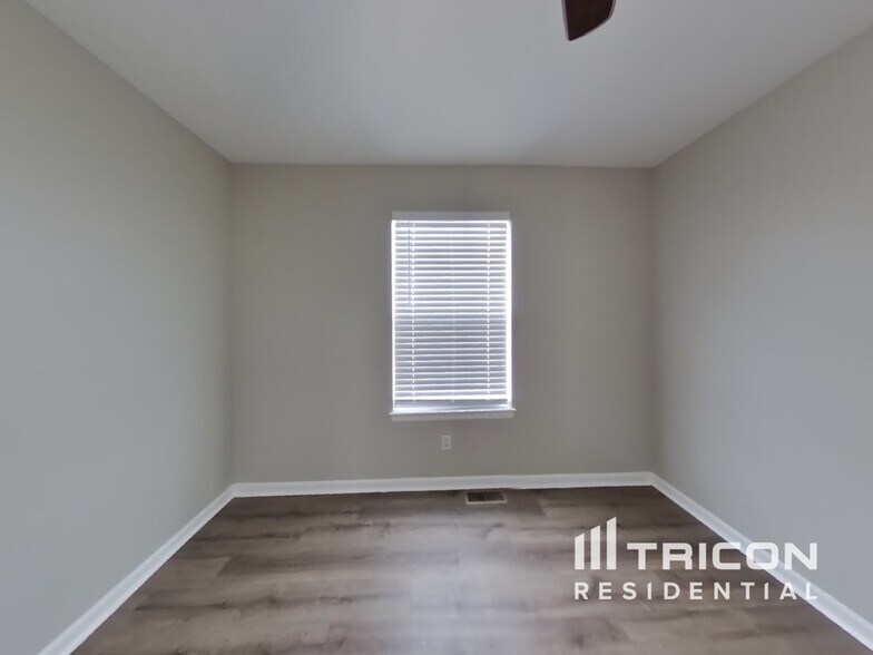 Building Photo - 1716 Lynn Cir
