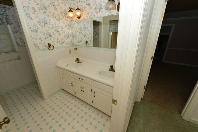 Building Photo - Custom Built brick Manor close to airport ...