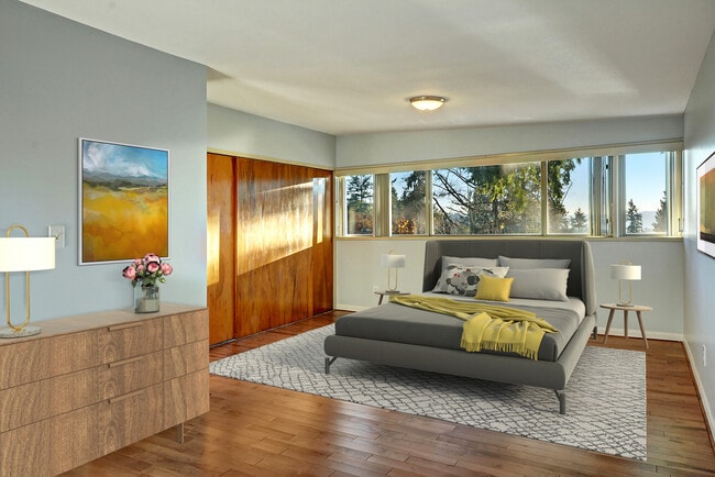 Building Photo - Hillside Bellevue Home w/ Lake Views!