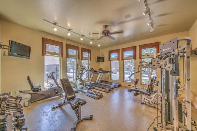 Building Photo - Beautiful townhome near little valley