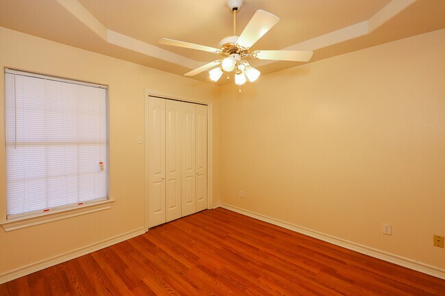 Building Photo - 1000 Ranchway Dr