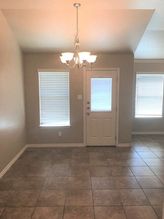 Building Photo - Beautiful 3bed/2bath Duplex near Clear Cre...